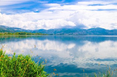 Kesriye kentindeki West Macedonia, Yunanistan yakınındaki göl ORESTIADA üzerinde mavi bulutlu gökyüzü
