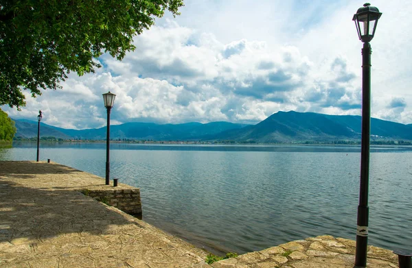 Lampposts Passeio Marítimo Lago Orestiada Perto Cidade Kastoria Macedônia Ocidental — Fotografia de Stock