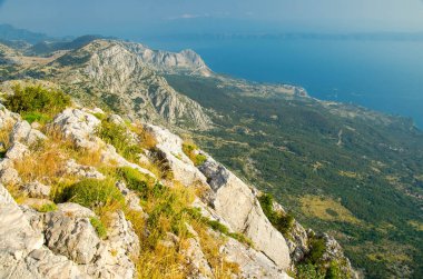 Tepeler ve kayalar Biokovo Dağı aralığın önünde Makarska riviera Adriyatik Denizi, Dalmaçya, Hırvatistan