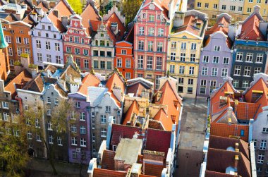 Evler binalar, kiremitli çatıları Bazilikası St Marys kilise katedral, Gdansk, Polonya görünümü platformdan tipik renkli renkli cephe ile eski tarihi kent merkezinin havadan görünümü