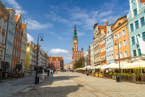 Dluga 보행자 Dlugi 레스토랑 역사적인 그단스크 폴란드에서에서 전형적인 다채로운 빛깔된 — 스톡 사진