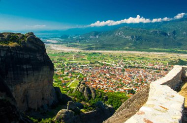 Dağlar ve valley yakınındaki şehir Kalabaka rock Kutsal Teslis Manastırı, Meteora manastırları, Yunanistan tepesinden görünümü