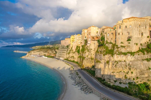 Tropea kasaba ve Tiren Denizi beach, yüksek büyük dik kaya cliff, üstüne renkli binalar Sanctuary Santa Maria Kilisesi Dell'den görüntülemek Isola, Vibo Valentia, Calabria, Güney İtalya