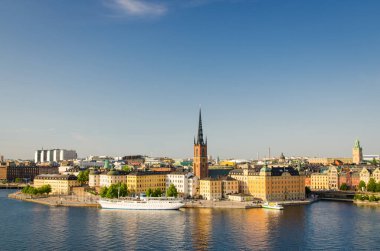 Hava en iyi manzarasına Riddarholmen district, Riddarholm Kilisesi ve tipik İsveç Gotik binalar, tekne gemi yelken Lake Malaren su Sodermalm kopya alanı ile Stockholm, İsveç