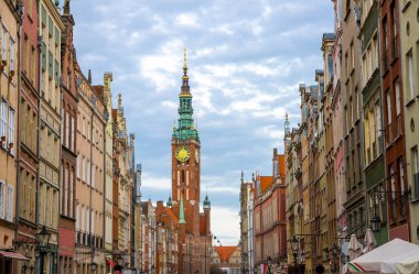Şehir Belediye ile Kulesi, saat kulesi, cephe binaların güzel tipik renkli evler Dluga uzun Çarşı Caddesi ve eski tarihi kent merkezi, yeşil kapı Gdansk, Pomerania, Polonya