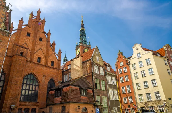 Artus 외관의 전형적인 화려한 첨탑과 시계탑 배경에서 역사적인 그단스크 폴란드 — 스톡 사진