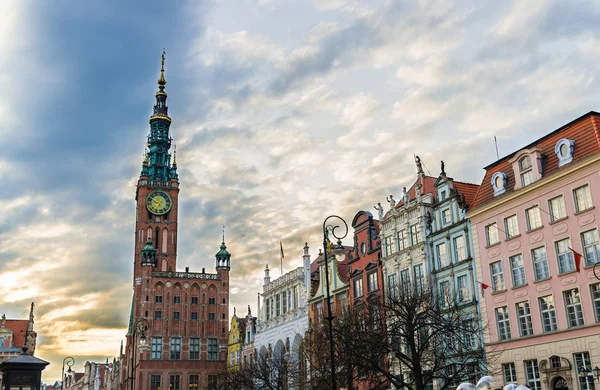 시계탑 극적인 그단스크 폴란드와 역사적인 센터에서 Dluga Dlugi 광장에서 전형적인 — 스톡 사진