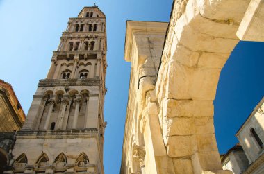 Uzun boylu Venedik Saint Domnius çan kulesi Diocletianus Sarayı Unesco Dünya Mirası Katedral Meydanı'nda Split, Dalmaçya, Hırvatistan eski binaların yukarıda