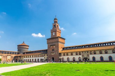 Kule Torrione del Carmine, La torre del Filarete ve tuğla duvarları eski ortaçağ Sforza Kalesi Castello Sforzesco yeşil çim avlu, mavi gökyüzü beyaz bulutlar arka plan, Milan, Lombardiya, İtalya