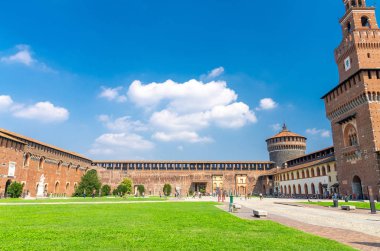 Kule Torrione del Carmine, La torre del Filarete ve tuğla duvarları eski ortaçağ Sforza Kalesi Castello Sforzesco yeşil çim avlu, mavi gökyüzü beyaz bulutlar arka plan, Milan, Lombardiya, İtalya
