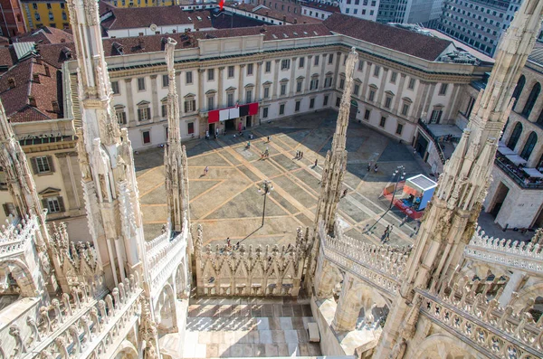 Çatı ünlü Duomo di Milano Katedrali'nin beyaz mermer heykeller ve Kraliyet Sarayı Palazzo Reale binasında Piazza del Duomo Meydanı, Milan, Lombardiya, İtalya dan üstten görünüm