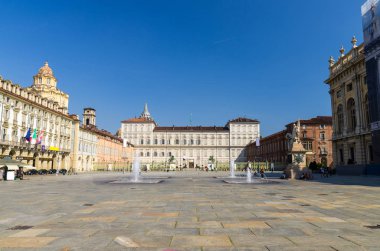 Castle Square Piazza Castello üzerinde çeşmeler ve açık mavi gökyüzü, Piedmont, İtalya ile Turin Torino şehrin tarihi merkezinde anıtlar ile bina Kraliyet Sarayı Palazzo Reale ve San Lorenzo Kilisesi