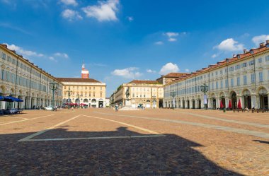 Piazza San Carlo kare binalar eski tarihi şehir merkezinde mavi gökyüzü beyaz bulutlar arka plan, Turin Torino, Piedmont, İtalya