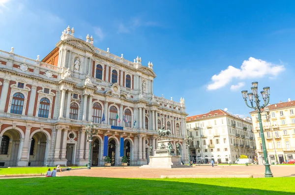 Palazzo Carignano Sarayı Müzesi Risorgimento Barok rokoko tarzı eski Piazza Carlo Alberto Turin Torino şehir, Piedmont, İtalya tarihi merkezinde yeşil çim ile kare üzerinde bina cephe