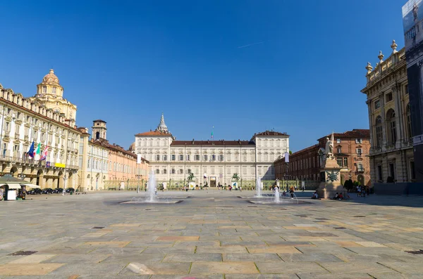 Castle Square Piazza Castello üzerinde çeşmeler ve açık mavi gökyüzü, Piedmont, İtalya ile Turin Torino şehrin tarihi merkezinde anıtlar ile bina Kraliyet Sarayı Palazzo Reale ve San Lorenzo Kilisesi
