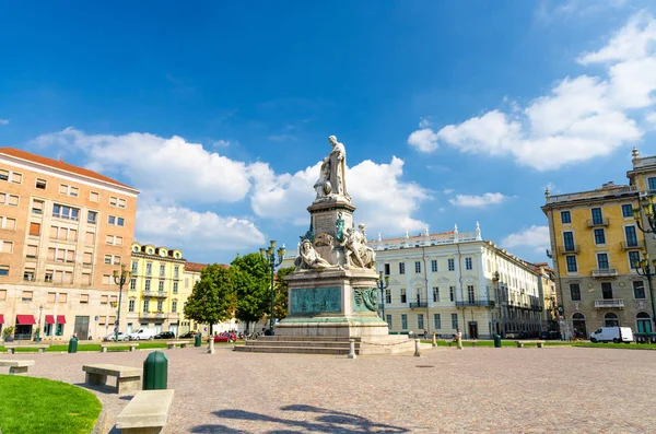 カミッロ ベンソ コンテ カヴール広場カルロ エマヌエーレ 世の歴史的な街の周りの古い建物と広場に像が美しい夏の日 ピエモンテ イタリア トリノ トリノ市のセンターの記念碑 — ストック写真