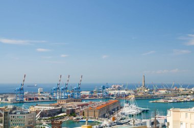 En iyi hava manzara panoramik görüntülemek eski bağlantı noktası deniz feneri La Lanterna di Genova, terminaller, depolar, vinçler ve Ligurya liman ve Akdeniz ile Avrupa şehri Cenova, Liguria, İtalya