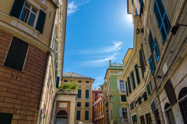 Piazza della Meridiana renkli duvarlar çok renkli tipik geleneksel binalarla, kepenkleri tarihi merkezinde, eski Avrupa şehri Genoa (Genova), Liguria, İtalya ile windows ile kare