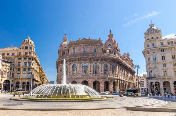 Piazza Raffaele De Ferrari Meydanı Çeşmesi ve Palazzo della Nuova Borsa Sarayı barocco tarzı tarihi bina merkezi eski şehir Genoa (Genova) mavi gökyüzü arka plan ile Liguria, İtalya