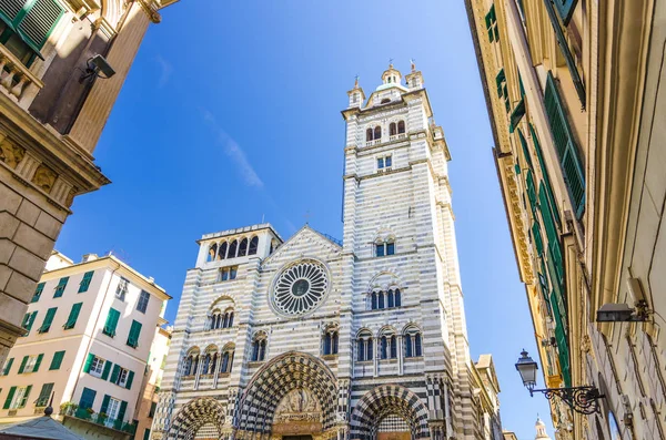 Cephe arasında binalar eski Avrupa şehri Cenova Genova mavi tarihi merkezinde Piazza San Lorenzo meydanında San Lorenzo Katedrali Katolik Kilisesi'nin gökyüzü arka plan, Liguria, İtalya