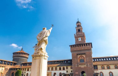 Çek anıt saint John Nepomuk ile çapraz, kule Torrione del Carmine, La torre del Filarete ve tuğla duvarları eski ortaçağ Sforza Kalesi Castello Sforzesco avlu, Milan, Lombardiya, İtalya