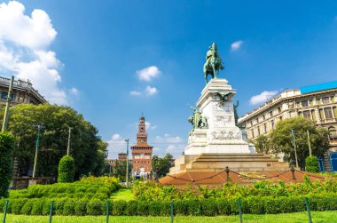 Largo Cairoli ve eski ortaçağ Sforza Kalesi Castello Sforzesco, anıt Giuseppe Garibaldi heykel kule La torre del Filarete içinde güzel yaz gün, mavi Berrak gökyüzü, Milan, Lombardiya, İtalya