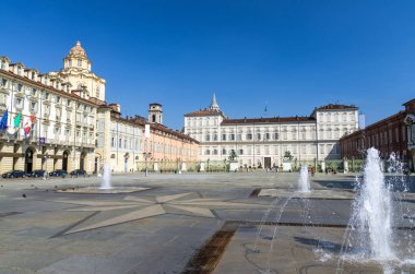 Castle Square Piazza Castello üzerinde çeşmeler ve açık mavi gökyüzü, Piedmont, İtalya ile Turin Torino şehrin tarihi merkezinde anıtlar ile bina Kraliyet Sarayı Palazzo Reale ve San Lorenzo Kilisesi