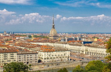 Hava en iyi manzarasına Turin şehir merkezi manzarası ile Piazza Vittorio Veneto Meydanı, Po Nehri ve Mole Antonelliana binası ile yüksek kulenin, mavi gökyüzü beyaz bulutlar arka plan, Piedmont, İtalya