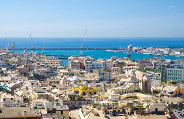 En iyi hava manzaralı panoramik görünümünü yukarıda eski tarihi merkezi çeyrek ilçeleri Avrupa şehri Genoa (Genova), bağlantı noktası ve Ligurya liman ve Akdeniz, Liguria, İtalya