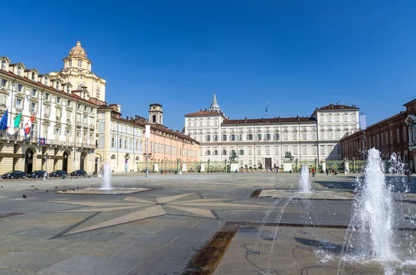 Castle Square Piazza Castello üzerinde çeşmeler ve açık mavi gökyüzü, Piedmont, İtalya ile Turin Torino şehrin tarihi merkezinde anıtlar ile bina Kraliyet Sarayı Palazzo Reale ve San Lorenzo Kilisesi