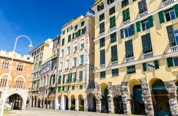 古いヨーロッパの都市ジェノヴァ Genova リグーリア州イタリアの歴史的な中心部に正方形のアーチ アーチ 柱廊玄関広場 デッラ Raibetta の窓にシャッターと建物 — ストック写真