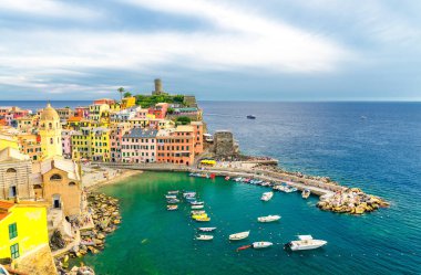 Tipik renkli binaları olan Vernazza köyü, kayalıklardaki Castello Doria kalesi, tekneleri, Ligurian Denizi, Ulusal Park Cinque Terre, La Spezia, Liguria, İtalya