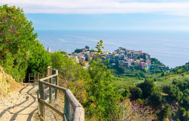 Rock cliff üzerinde renkli renkli binalar ile Corniglia geleneksel tipik İtalyan köy evleri ve Cenova Körfezi, Ligurya Denizi Arkaplan, Cinque Terre Milli Parkı, La Spezia, Liguria, İtalya