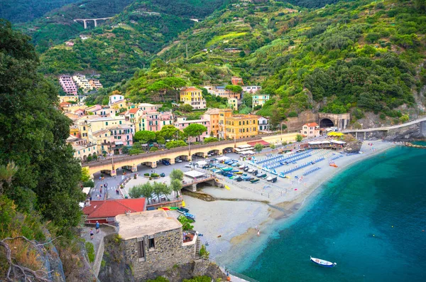 Översta Flygfoto Över Gröna Kulle Järnvägen Stranden Och Hamnen Monterosso — Stockfoto