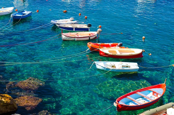 Pesca Coloridos Barcos Multicoloridos Água Clara Transparente Com Fundo Visível — Fotografia de Stock