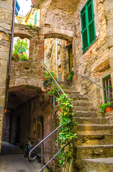 Pequeño Patio Típico Con Edificios Piedra Casas Escaleras Ventana Persiana —  Fotos de Stock