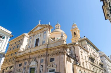 Cephe ve kubbe Chiesa dei Santi Ambrogio e Andrea detta Piazza Giacomo Matteotti del Gesu Katolik Kilise Meydanı eski Avrupa kentinin tarihi merkezinde Genoa Genova, Liguria, İtalya