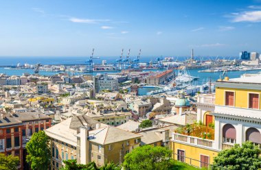 En iyi hava manzaralı panoramik görünümünü yukarıda eski tarihi merkezi çeyrek ilçeleri Avrupa şehri Genoa (Genova), bağlantı noktası ve Ligurya liman ve Akdeniz, Liguria, İtalya