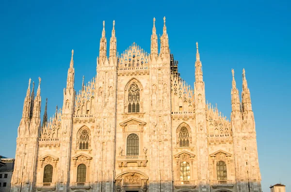 Duomo Milano Fachada Catedral Com Paredes Brancas Janelas Altas Torres — Fotografia de Stock