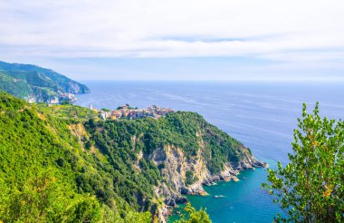 Corniglia geleneksel tipik İtalyan köyü kaya cliff ve Manarola renkli binalar, Cenova Körfezi, Ligurya Denizi, mavi gökyüzü arka plan, Cinque Terre Milli Parkı, La Spezia, Liguria, İtalya