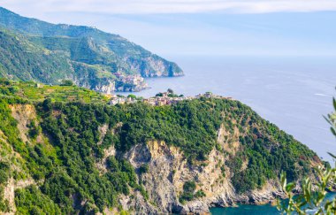 Corniglia geleneksel tipik İtalyan köyü kaya cliff ve Manarola renkli binalar, Cenova Körfezi, Ligurya Denizi, mavi gökyüzü arka plan, Cinque Terre Milli Parkı, La Spezia, Liguria, İtalya