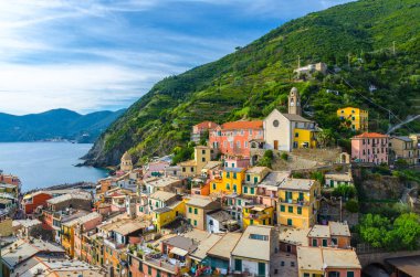 Vernazza köyü tipik renkli renkli binalar evler, liman, marina, yeşil tepelerin ve Cenova Körfezi, Ligurya Denizi, Cinque Terre Milli Parkı, La Spezia, Liguria, İtalya ile havadan görünümü