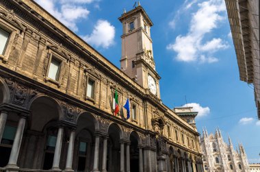 Piazza del Duomo Meydanı ve Palazzo Giureconsulti Sarayı Duomo di Milano Katedrali Milano'nun tarihi kent merkezinde, Lombardiya, İtalya Piazza Mercanti yaya caddesi üzerinde saat kulesi ile