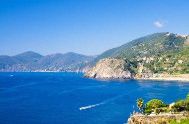 Hava yukarıdan white yat yelken Ligurya Denizi su yakınındaki kıyı şeridi Riviera di Levante, ulusal park Cinque Terre Sahili, rock cliff Corniglia Köyü, La Spezia eyaletinin, Liguria, İtalya
