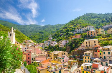Renkli renkli binalar evler yeşil Hill valley Riomaggiore geleneksel tipik İtalyan balıkçı köyü Milli Parkı Cinque Terre, mavi gökyüzü kopya alan arka plan, Liguria, İtalya