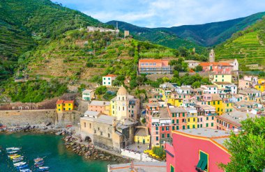 Tekneler, Chiesa di Santa Margherita Kilisesi, yeşil tepelerin ve tipik renkli binalar evler Vernazza Köyü, Cinque Terre Milli Parkı, La Spezia, Liguria, İtalya ile marina limanının Üstten Görünüm