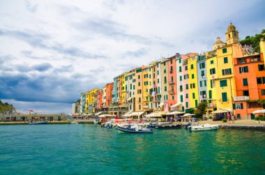 Renkli renkli binalar sırasının Portovenere sahil kasabası köy evleri ve Ligurya Denizi, Riviera di Levante, Cinque Terre Milli Parkı, La Spezia, Liguria, İtalya limanda tekne