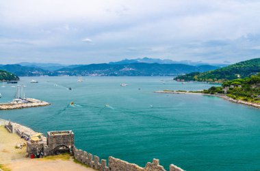 En iyi hava görünümünü Spezia Körfez turkuaz su, Portovenere kale antik duvarlar, Palmaria Adası yeşil tepeler, mavi bulutlu dramatik gökyüzü, Ligurya Denizi, Riviera di Levante, La Spezia, Liguria, İtalya
