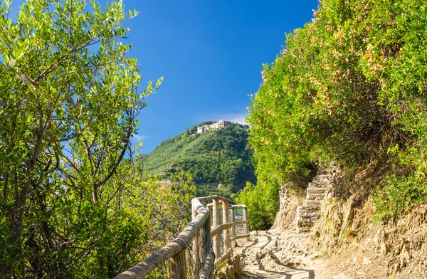 Senderismo Peatonal Sendero Piedra Con Barandilla Entre Corniglia Vernazza Pueblos — Foto de Stock