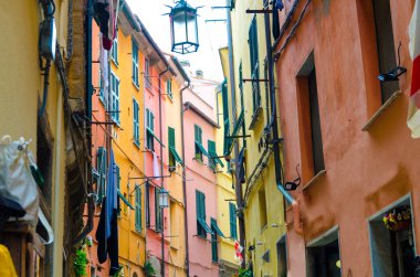Portovenere şehir köy sokak lambaları, kepenkleri windows, Cinque Terre Milli Parkı, La Spezia, Liguria, İtalya ile renkli renkli binalar evleriyle dar sokak